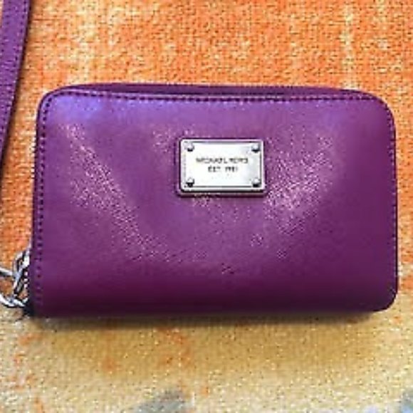 Michael Kors iPhone Wristlet - Picture 1 of 6